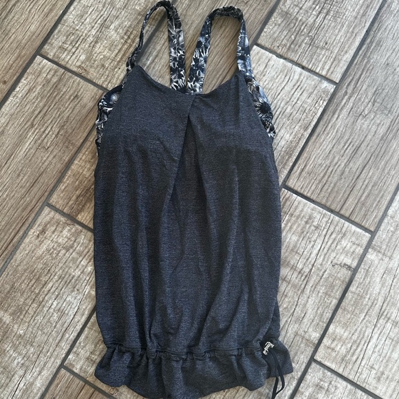 Lululemon tank with built in bra. Like new. Worn less than 5 times - Picture 1 of 2